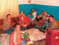 Catherine Doiteau (à gauche) a partagé un repas avec une famille à Damas, en Syrie.