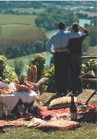 Pique-nique dans les vignes, visite des chais, dégustation et nuit dans un Relais & Chateaux: le vigneron champenois cherche à séduire les oenophiles.