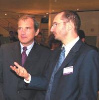 Jean-Emmanuel Gilbert (à droite) en compagnie de François Loos, ministre délégué à l'industrie, lors du Forum du financement et de l'innovation.