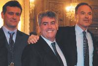 Renaud Dutreil (à droite), alors ministre des PME, félicite Didier (au milieu) et Alain Duchêne (à gauche), les cofondateurs de Novalu CMD2.