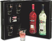 La «Sélection Prestige» de Bacardi-Martini compte parmi ses coffrets un élégant étui noir garni de deux bouteilles d'alcool Martini et de quatre verres siglés, le tout pour 50,40 euros.