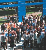 Les campus des grandes écoles (comme ici, celui d'HEC, à Jouy-en-Josas) fourmillent de jeunes talents. A vous de profiter de ce vivier.