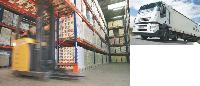 La plupart du temps, les entrepôts hébergent les marchandises de plusieurs entreprises. Une formule pratique d'externalisation logistique qui permet de réduire les coûts immobiliers, humains et matériels. La tarification de ce genre de service varie selon les mètres carrés utilisés et l'étendue de la prestation.