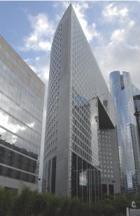 Le Groupe Regus, présent dans 70 pays, possède un réseau de 950 centres d'affaires, à l'image de la Tour Pacific, à La Défense.