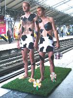 Augustin Paluel-Marmont (à gauche) et Michel de Rovira ont médiatisé leur marque grâce à des «happenings» humoristiques. Ici, une sortie dans le métro parisien.