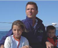 Patrick Savarieau et ses enfants, sur son bateau, au large de la Bretagne.
