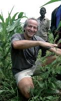 Nicolas Nahmias au Malawi, devant les arbres que ses clients ont plantés lors de l'expédition précédente, en décembre 2007.
