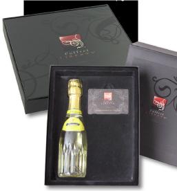 Pour mettre en valeur ses offres haut de gamme, Coffret Liberty accompagne sa carte-cadeau d'une bouteille de champagne.