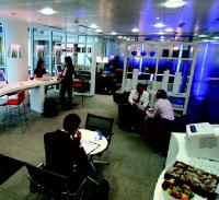 Dans ses espaces Business Lounge, Regus met des ordinateurs en libre service pour sa clientèle.