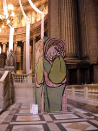 La fondation Plage pour l'art a aidé la réalisation de l'oeuvre de l'artiste Talva Design, présentée à la Biennale les Stèles de la création«organisée dans l'église de La Madeleine à Paris.