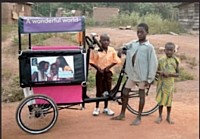 Ce triporteur publicitaire transporte les enfants à l'école gratuitement.