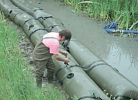 Des tubes remplis d'eau pour former un barrage, c'est l'invention de Damien Louessard.