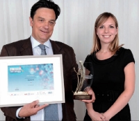 Ronan de Kervenoaël (Apiterra) a reçu ce prix des mains de Céline Tridon (Chef d'Entreprise Magazine), à droite.