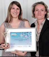 Aline Buscemi de Miliboo.com a reçu le deuxième prix du Dirigeant de PME 2011 des mains d'Héloïse Daniel-Clot (Caisse d'Épargne), à droite sur la photo.