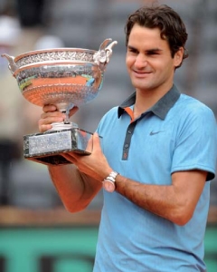 En 2009, lors de sa victoire à Roland Garros, Roger Federer porte la coupe imaginée et conçue par Mellerio dits Meller.