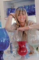 Anne Lechaczynski et quelques créations en verre «bullé», marque de fabrique de la Verrerie de Biot.
