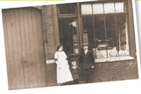 Les aïeux de Maxime Holder posent devant la première boulangerie familiale, à Croix (Nord) en 1913.