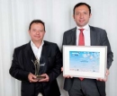 Jacques Setbon (Agence de Fab, à gauche) a reçu son prix des mains de Didier Gambart (Toyota).