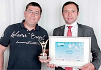 Erwann Créac'h (A l'aise Breizh, à g.) a reçu son prix des mains de Didier Gambart (Toyota).