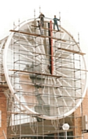 L'horloge monumentale de la gare de Cergy-Saint-Christophe, dans le Val-d'Oise, construite par Huchez, détient le record de la plus grande horloge à trotteuse d'Europe.