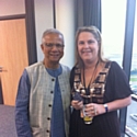 Evelyne Platnic-Cohen, en compagnie de Muhammad Yunus, Prix Nobel de la Paix