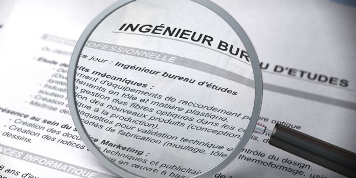 Passer les CV de vos candidats à la loupe peut vous permettre de débusquer les menteurs.