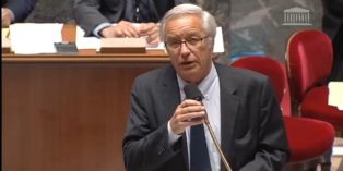 Le ministre du Travail, François Rebsamen, lors de la lecture du texte à l'Assemblée