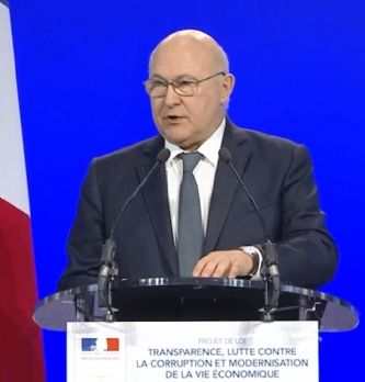 Michel Sapin, lors de la conférence de presse de présentation du projet de loi, le 30 mars 2016 à Bercy.