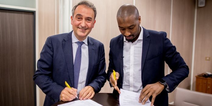 Hervé Hélias, dg du Groupe Mazars, et Moussa Camara, président des Déterminés, signent la convention de partenariat.