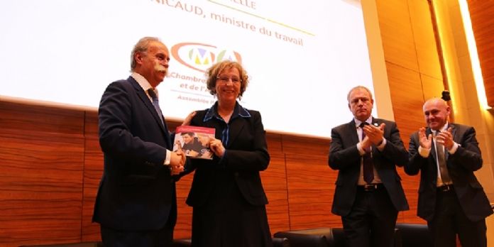 Bernard Statler, président de l'APCMA et Muriel Pénicaud, ministre du Travail, lors de la remise du livre blanc sur l'apprentissage le 6 décembre 2017.