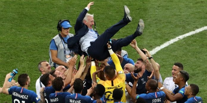 Didier Deschamps porté en triomphe après le sacre de l'Équipe de France de football en finale de la Coupe du monde 2018 face à la Croatie, le 15 juillet 2018.