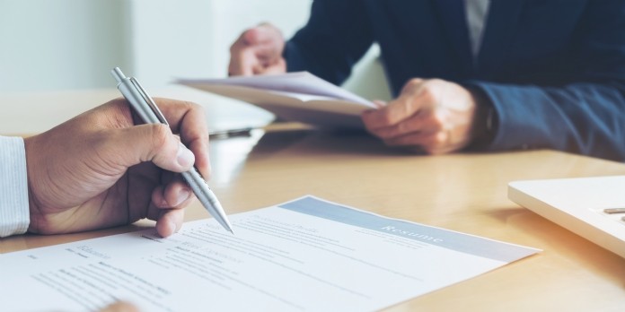 La Covid-19 plombe les transactions d'entreprise