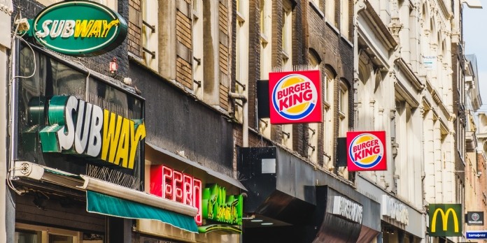 Comment le franchiseur doit-il aider ses franchisés ?